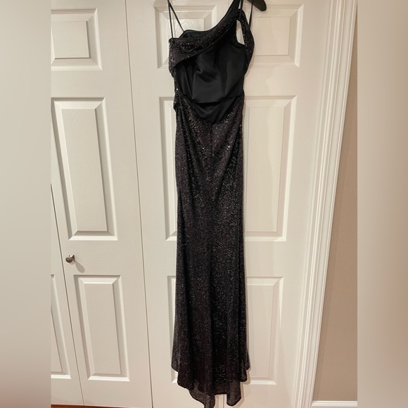 Stunning sequin, one shoulder gown. Black with sequin. Beautiful for any event! - Picture 3 of 6